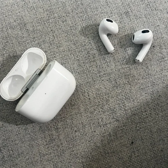 AirPods (3rd Generation) with Lightning Charging Case - Picture 5 of 5